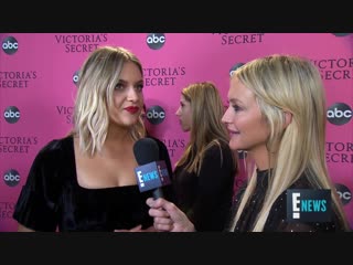 kelsea ballerini is a teen on christmas at victorias secret   e red carpet award shows