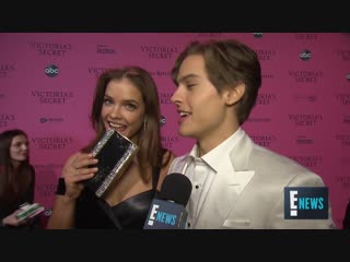 dylan sprouse almost cried watching gf in vs show   e red carpet award shows